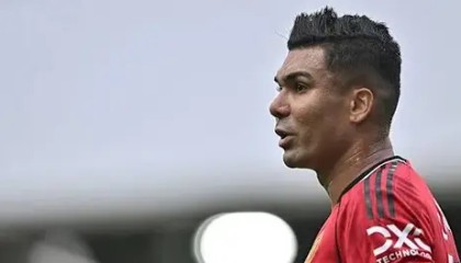 阿森纳逆境逆转：争议判罚中萨卡表现引关注，球队斗志闪耀赛场